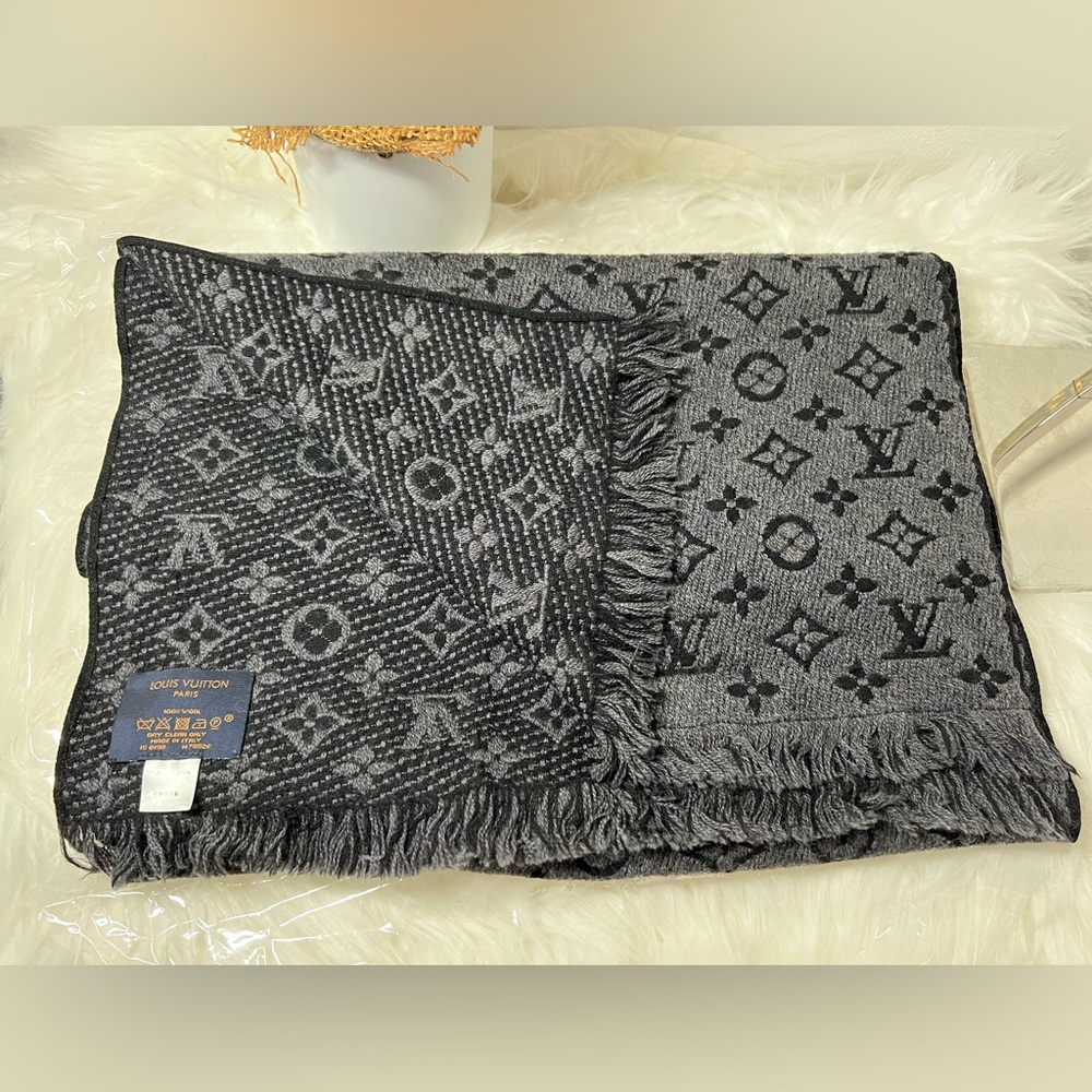 Authentic LOUIS VUITTON Monogram Classic Wool Scarf Gray and black unisex